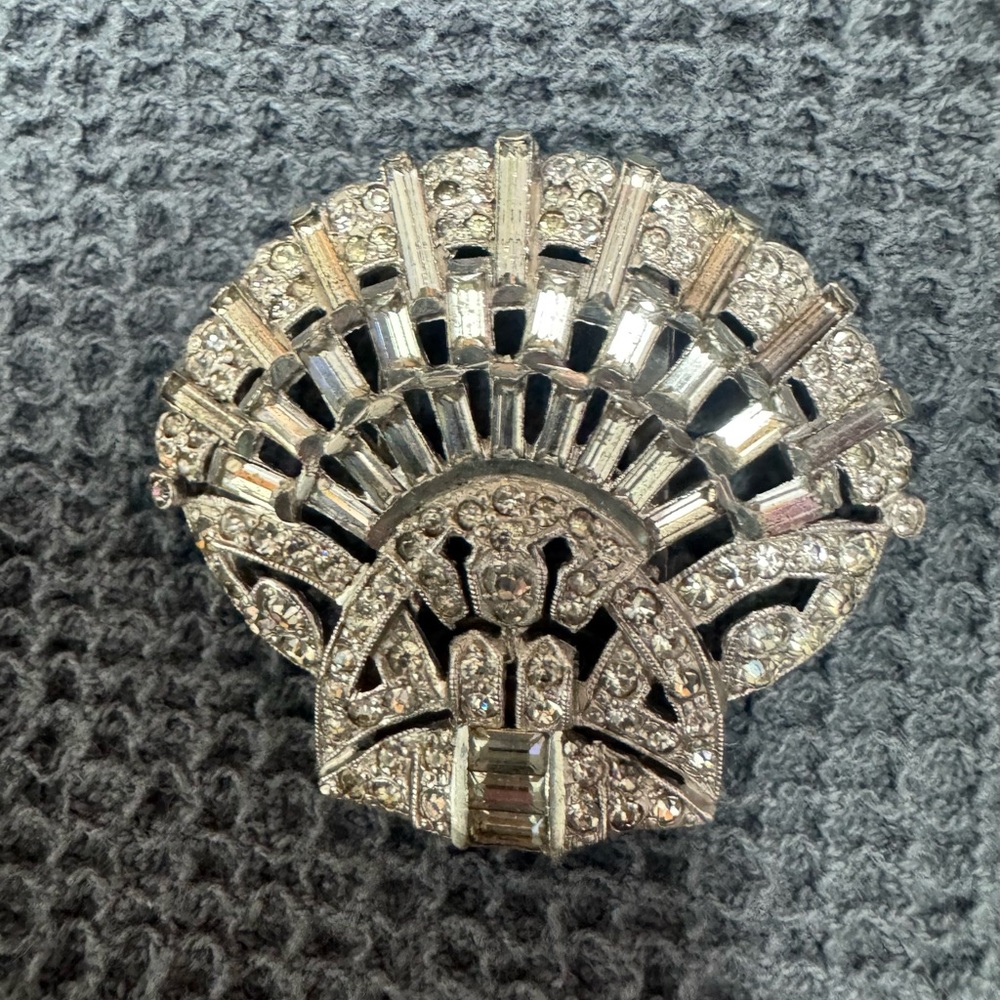 Vintage Art deco reticulated rhinestone fur clip pin fan in excellent condition